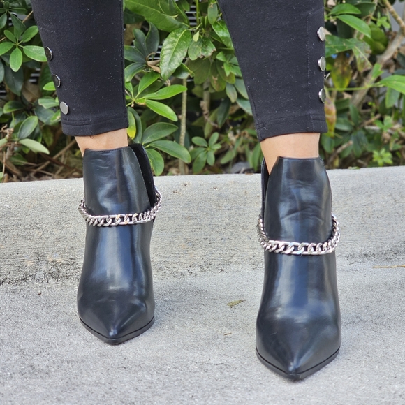 Women's Black Block Heel Chelsea Boots - Picture 3 of 5
